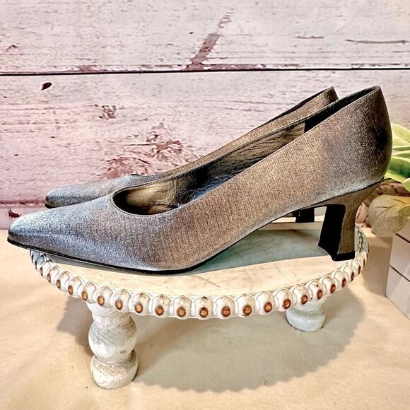 Stuart Weitzman Trending Metallic Silver Shoe Pump 2” Kitten Spool Heel Size 8.5 - Picture 4 of 13